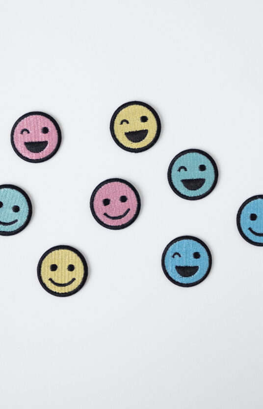 27903-Smiley-patch-gul - HipKnitShop