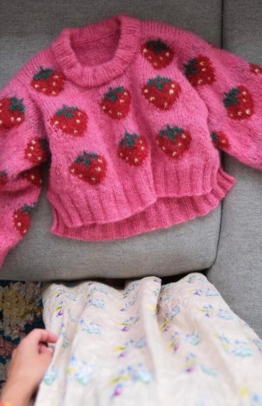 knitting pattern sweater with strawberries