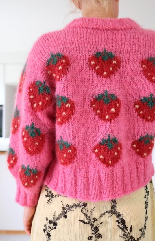 130870-Fruity-sweater-strawberry-kit-2 - HipKnitShop kul genser dame oppskrift