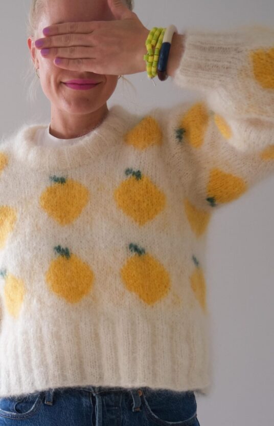 130922-Fruity-sweater-sitron-kit-3 - HipKnitShop strikkeoppskrift genser dame sitron