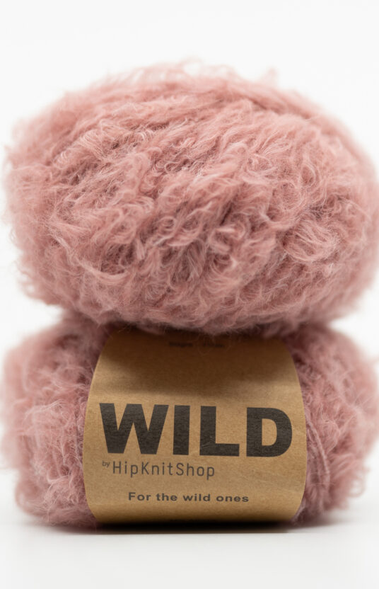 Rosa-colored fluffy yarn