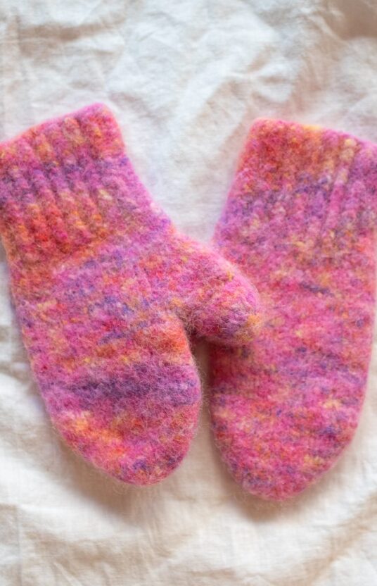 185076-Imagine-votter-kit-5 - HipKnitShop BonBon Yarn Strikkeoppskrifter Elise-28