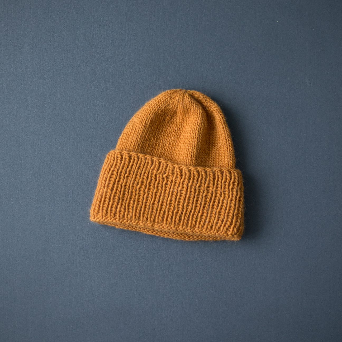 25393-Billie-Beanie-strikkeoppskrift - HipKnitShop strikkeoppskrift enkel lue dame