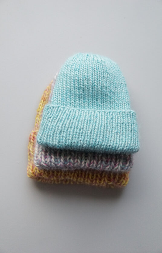 25537-Solskinnslua-strikkeoppskrift-1 - HipKnitShop enkel lue strikkeoppskrift