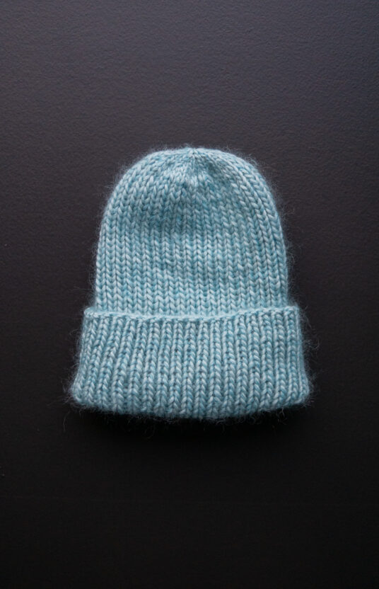 25537-Solskinnslua-strikkeoppskrift-4 - HipKnitShop ribbestrikket lue dame