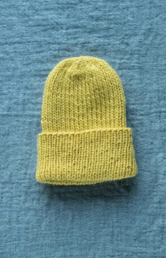 25537-Solskinnslua-strikkeoppskrift - HipKnitShop enkel lue dame oppskrift