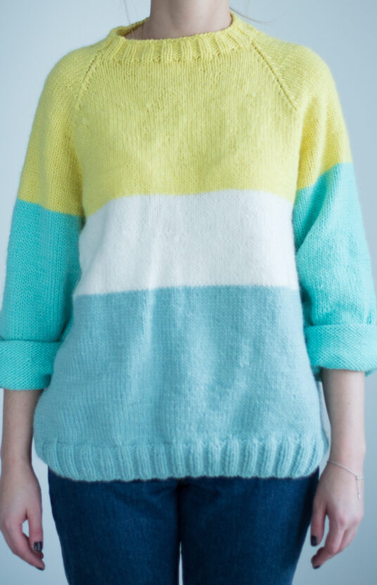 Women's sweater knitting pattern with raglan sleeves