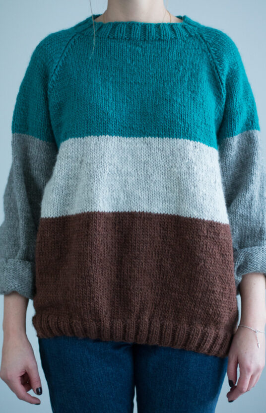 Women's sweater knitting pattern with raglan sleeves