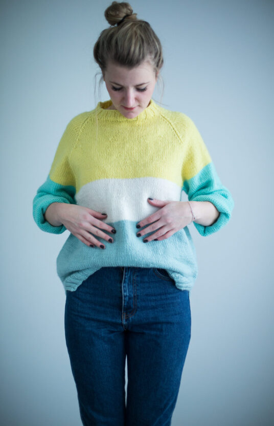 Women's sweater knitting pattern with raglan sleeves