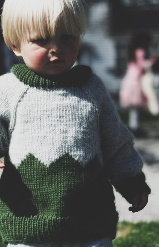 Knit pattern for a kids' raglan sweater