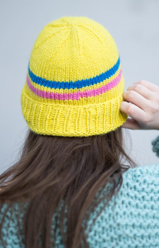 Knitting pattern for a pom-pom beanie