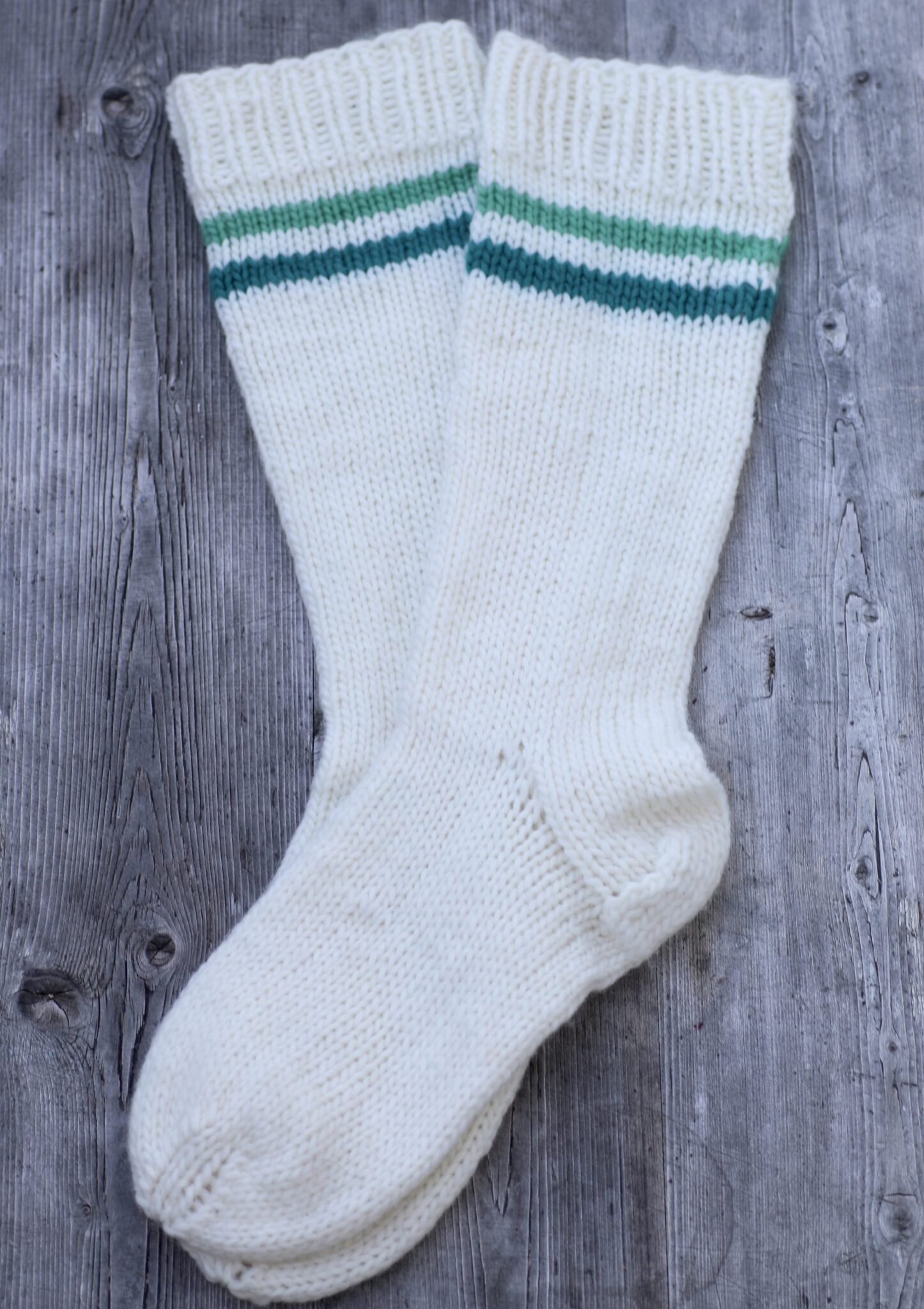 27073-Bossy-socks-women-and-men-kit-1 - HipKnitShop Knitting pattern for wool socks, simple