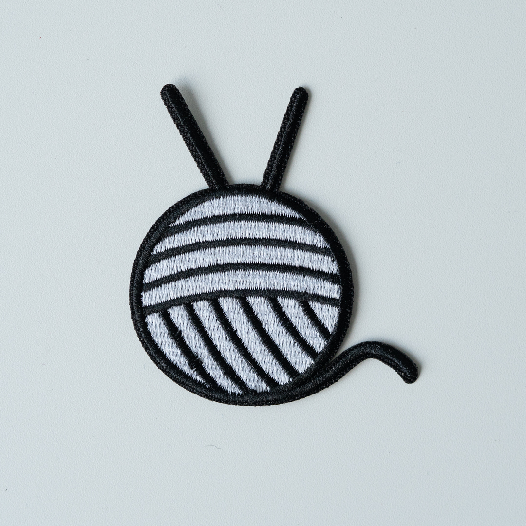 27285-Garnnoste-strykemerke-1 - HipKnitShop yarn embroidery patch