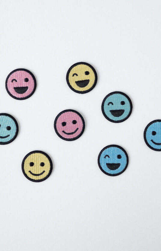 27903-Smiley-patch-gul - HipKnitShop smiley face patch