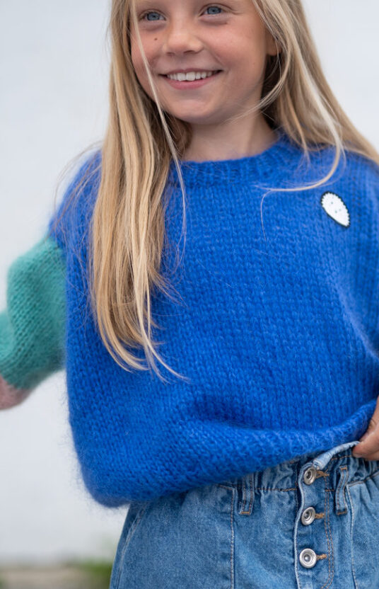 Knitting pattern sweater girl with colors