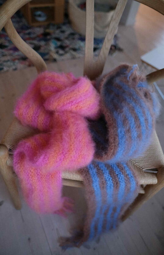 Knitting pattern fluffy scarf Milan. Brushed scarf in mohair. Easy knitting pattern for beginner scarf with stripes.