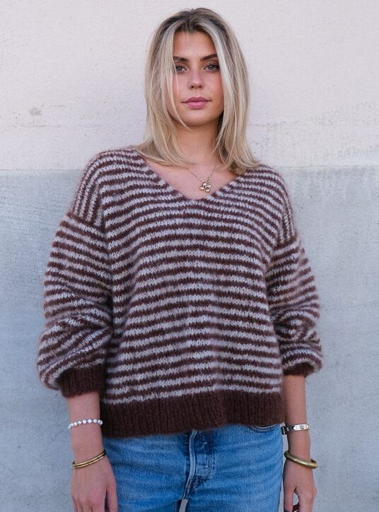 Knitting patterns women's V-neck sweater with stripes everyday sweater