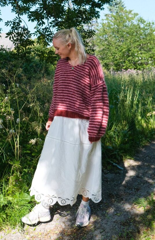 V-neck sweater knitting pattern | fluffy sweater with stripes | cozy knits