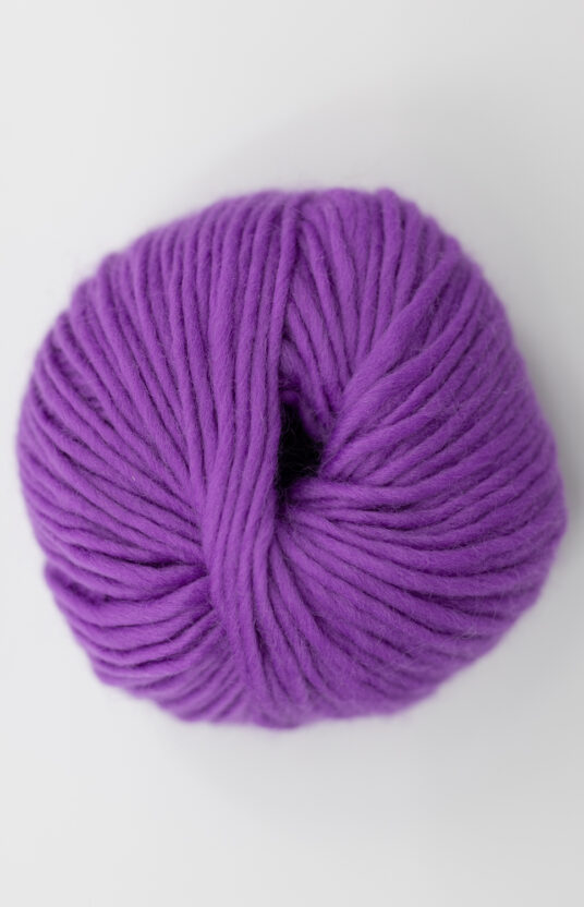 chunky wool yarn for knitting with thick needles. colorful yarn in pure wool. animal-friendly yarn online store and knitting patterns