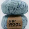 håndfarget garn tykt blå spetter i mørk blå. Håndfarget ullgarn Hip wool peacock