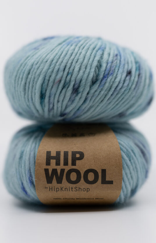 Hand-dyed yarn with thick blue streaks in dark blue. Hand-dyed wool yarn: Hip Wool Peacock