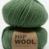 oliven grønn garn strikkeprosjekt tykke pinner. Ullgarn som ikke klør. Hip Wool nettbutikk.
