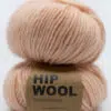 lys fersken garn i ull. Fargerikt garn nettbutikk og strikk garn i mange farger. Inspirasjon strikk garn Hip wool