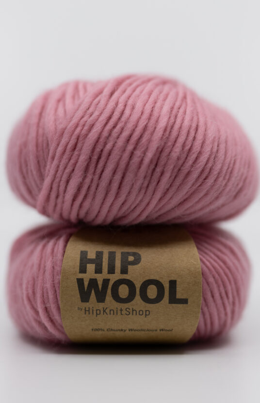 Yarn in a soft pink shade. Colorful yarn for knitting with 5–8 mm needles. Online store: colorful yarn in antique pink