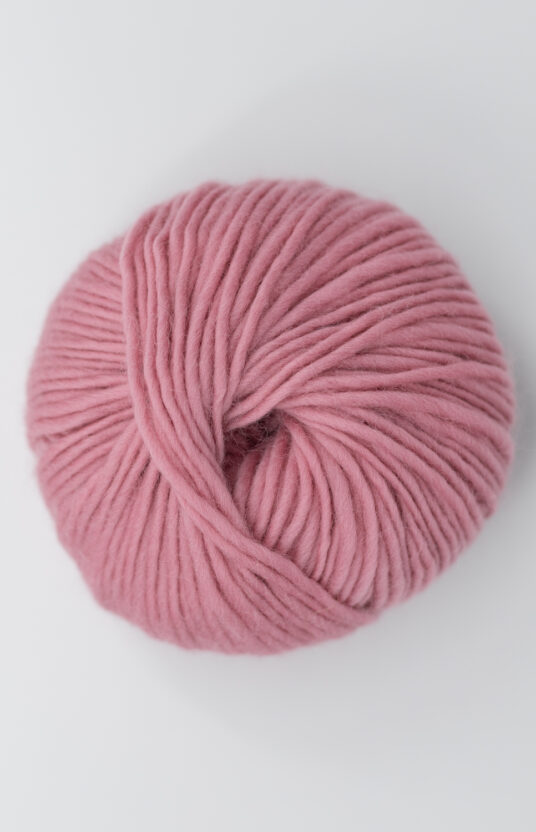 Yarn in a soft pink shade. Colorful yarn for knitting with 5–8 mm needles. Online store: colorful yarn in antique pink