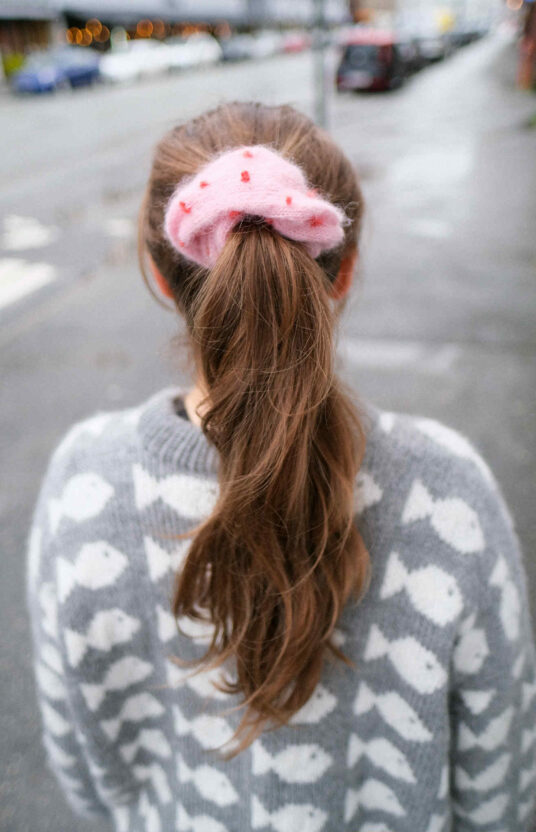 Knitted scrunchie pattern with French knot. Scrapyarn knitting projects inspiration
