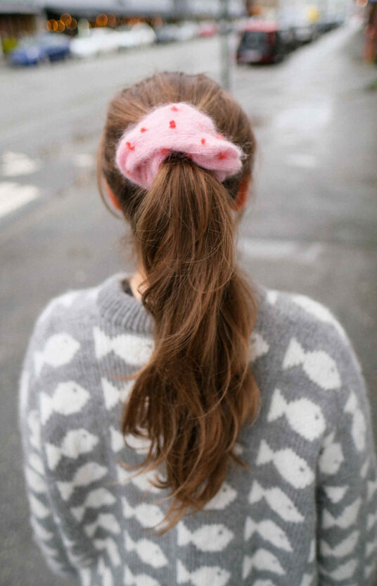 Knitted scrunchie pattern with French knot. Scrapyarn knitting projects inspiration