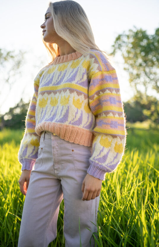 Tulip sweater knitting pattern. Sweater with flowers 80s sweater knit and yarn. Tulip sweater HipKnit. Flower power knit.