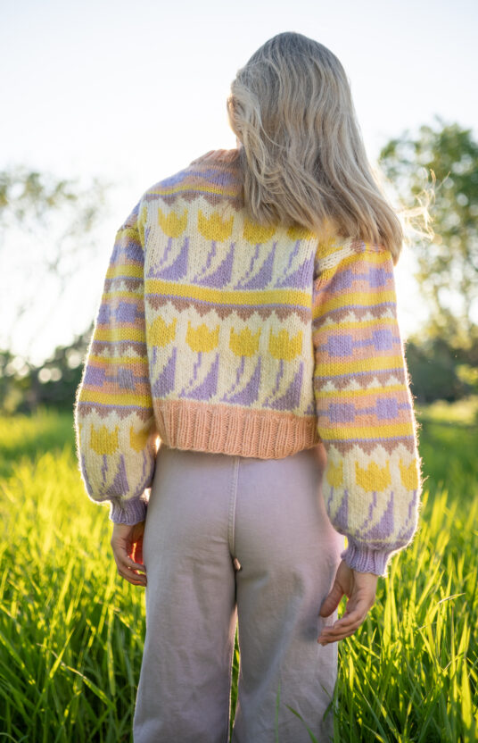 Tulip sweater knitting pattern. Sweater with flowers 80s sweater knit and yarn. Tulip sweater HipKnit. Flower power knit.