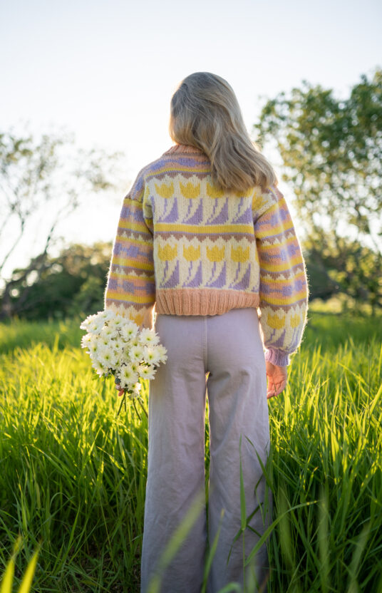 Tulip sweater knitting pattern. Sweater with flowers 80s sweater knit and yarn. Tulip sweater HipKnit. Flower power knit.