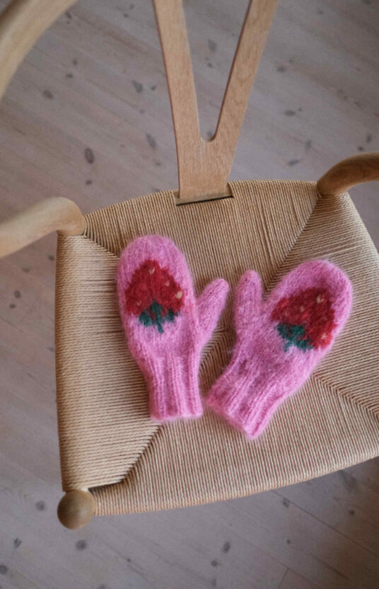knitting pattern mittens with strawberries on. knitting mittens yarn and pattern. Popular knitting patterns. Fruit knitting