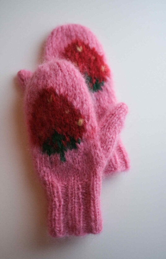 knitting pattern mittens with strawberries on. knitting mittens yarn and pattern. Popular knitting patterns. Fruit knitting