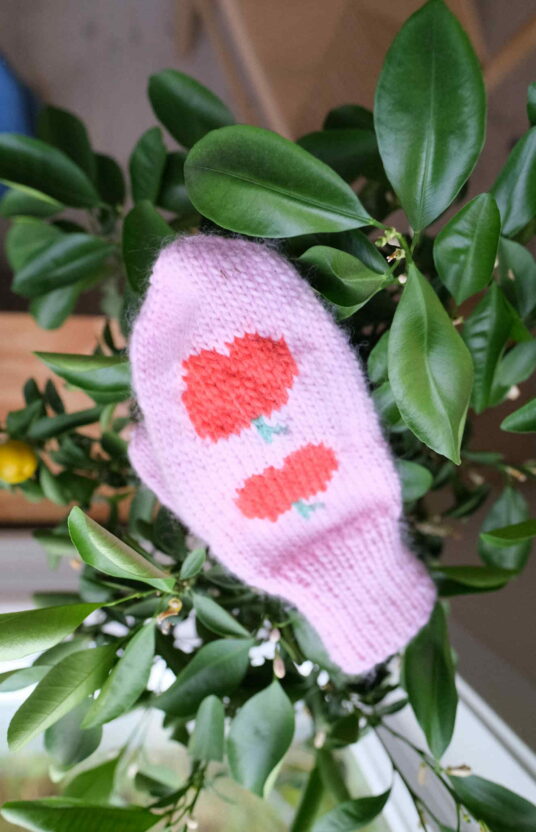 knitting mittens with fruit apple mittens pattern knitting pattern pink mittens with red apples