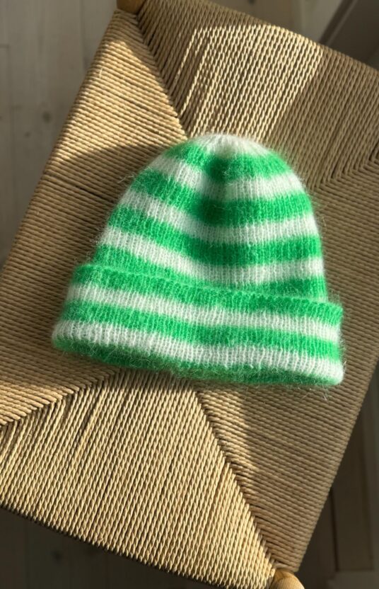 Knitting pattern for a ribbed hat. Simple hat knitting pattern for women and children. Nice mohair hat pattern online store.