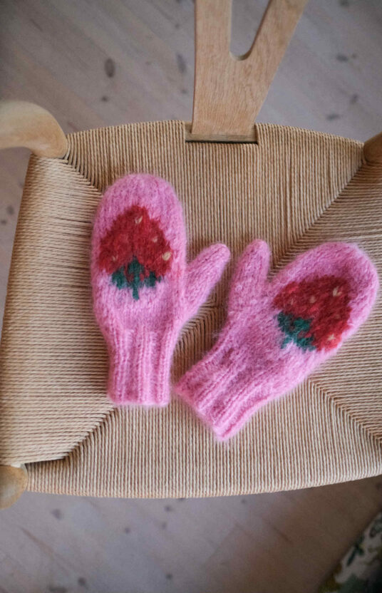 knitting pattern mittens with strawberries on. knitting mittens yarn and pattern. Popular knitting patterns. Fruit knitting