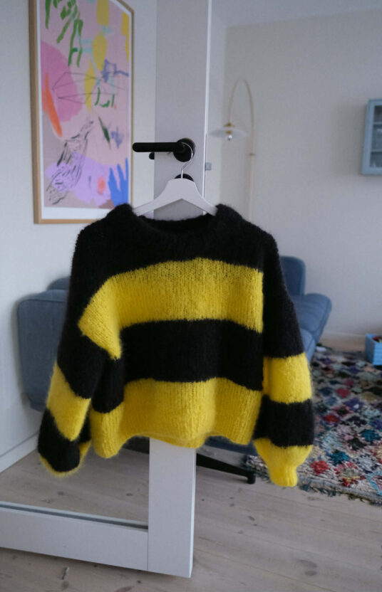 Mohair fluff and color sweater. Bodø Glimt football sweater. Bodø Glimt women's sweater knitting pattern.