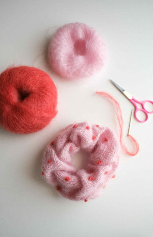 Knitted scrunchie pattern with French knot. Scrapyarn knitting projects inspiration