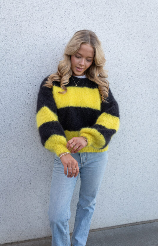 Mohair fluff and color sweater. Bodø Glimt football sweater. Bodø Glimt women's sweater knitting pattern.