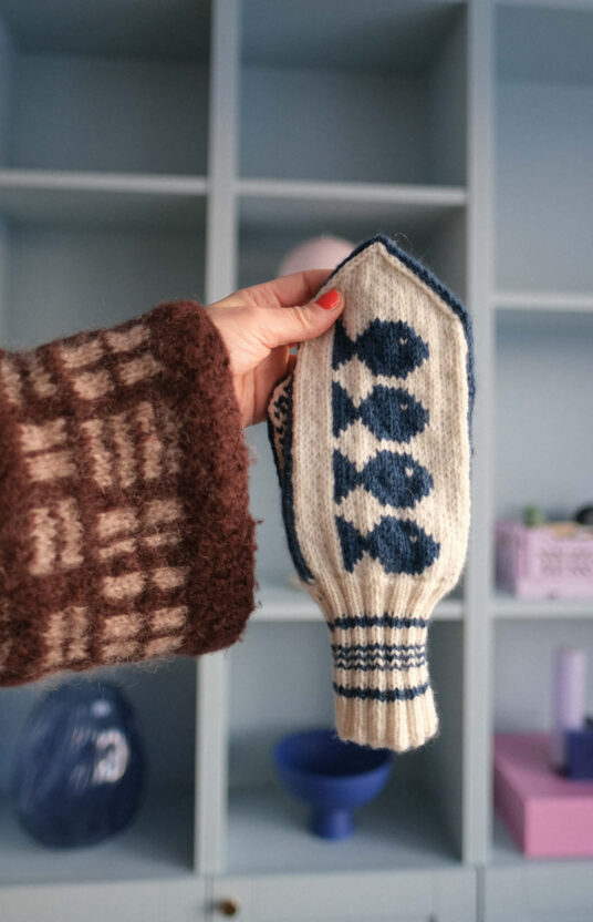 Fisherman mittens knitting pattern, Pattern traditional mittens with fisherman. Selbu mittens inspiration mitten knitting. Knitting pattern mittens for women and men