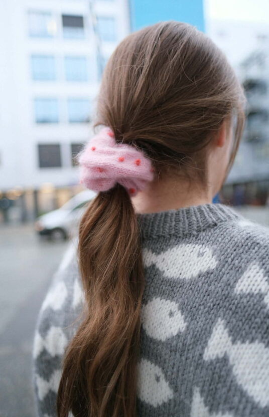 Knitted scrunchie pattern with French knot. Scrapyarn knitting projects inspiration