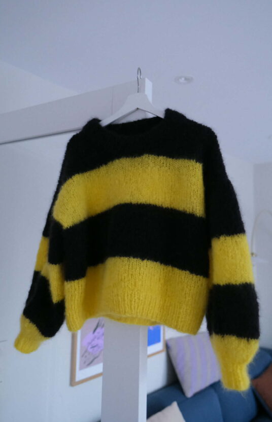Mohair fluff and color sweater. Bodø Glimt football sweater. Bodø Glimt women's sweater knitting pattern.