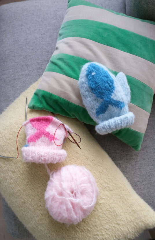 Knitting pattern mittens fish. Cute fish mittens from the ocean, fisherman's mittens knitting pattern.