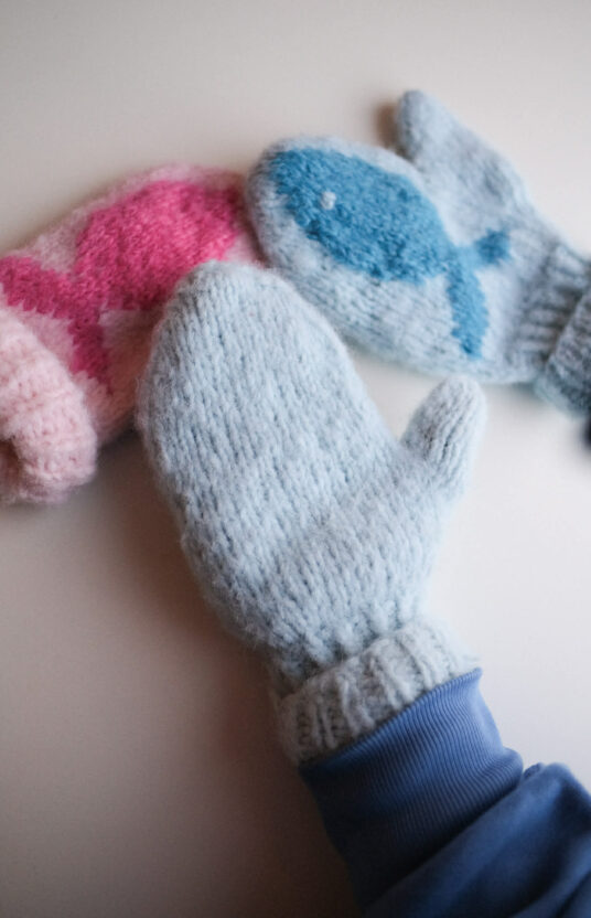 Knitting pattern mittens fish. Cute fish mittens from the ocean, fisherman's mittens knitting pattern.