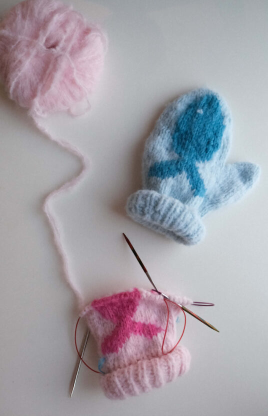 Knitting pattern mittens fish. Cute fish mittens from the ocean, fisherman's mittens knitting pattern.