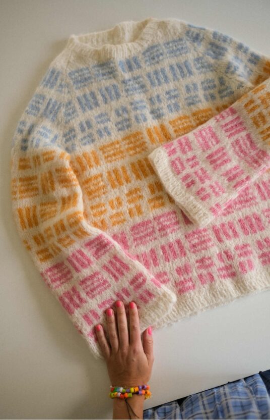 Colorful raglan sweater in brushed alpaca knitting pattern and yarn