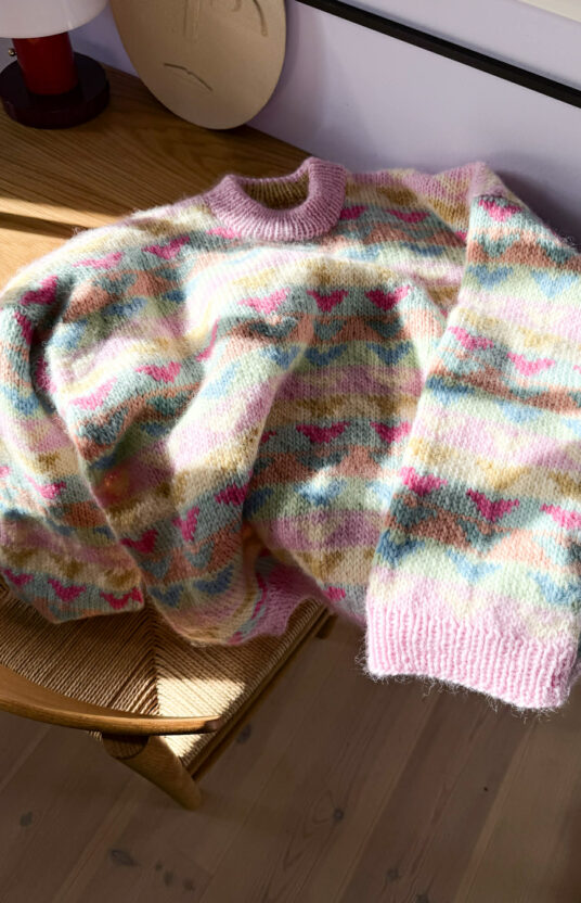 Colorful hiking sweater women knitting pattern. Wool sweater knitted for women. Hiking sweater pattern. Cool knitted sweaters. Colorful knitted sweater pattern and yarn. Women's knitted sweater pattern.